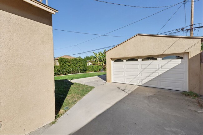 Building Photo - Beautifully Remodeled 3-Bedroom Home in Prime Lakewood Neighborhood