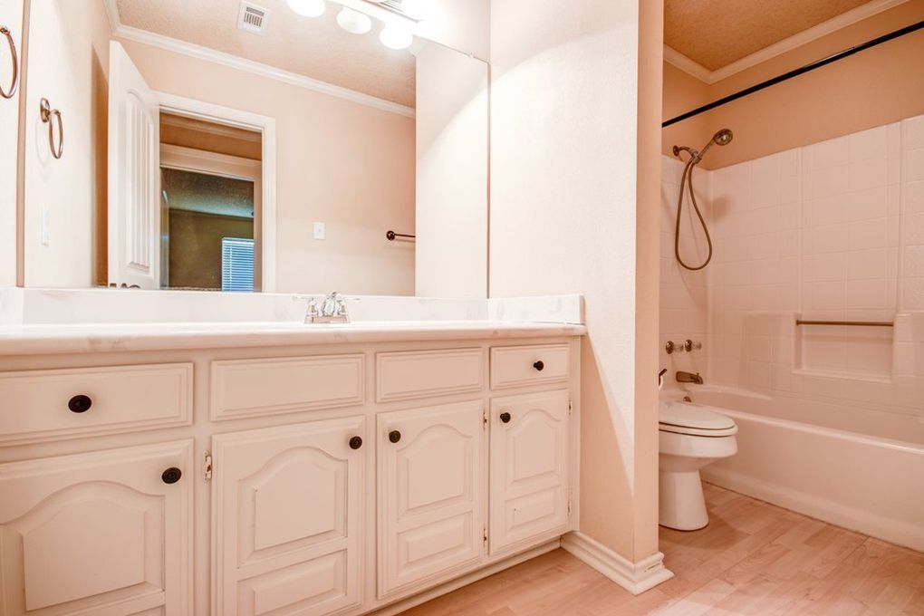 Bath 2 - 303 Confederate Dr