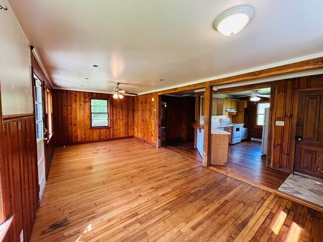 Building Photo - 2700 Meadowbrook Dr