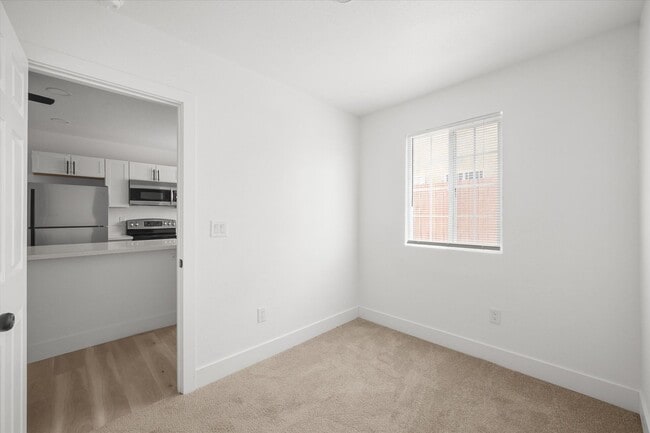 Building Photo - 623 N 10th St