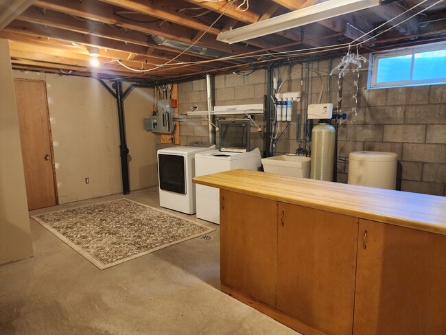 Building Photo - 908 S 48th Ave