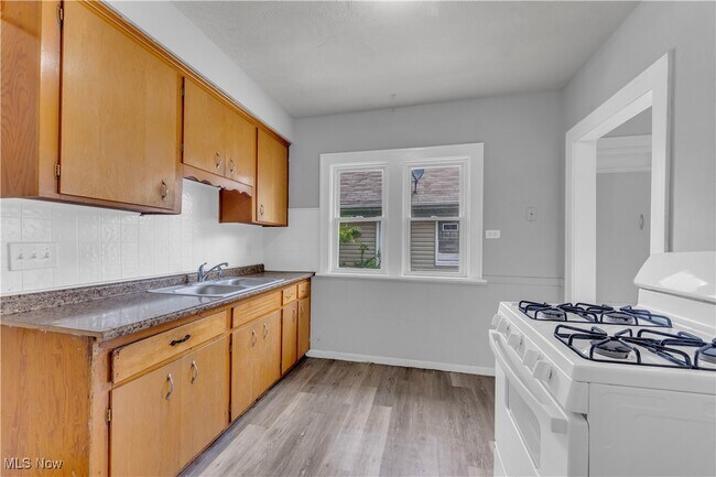 Building Photo - 862 Greyton Rd