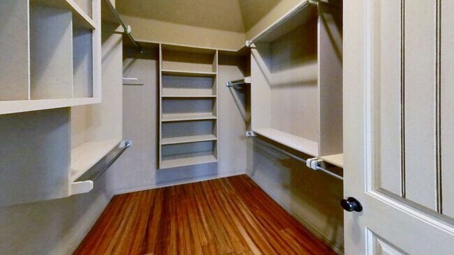 Building Photo - Yukon 4 Bed