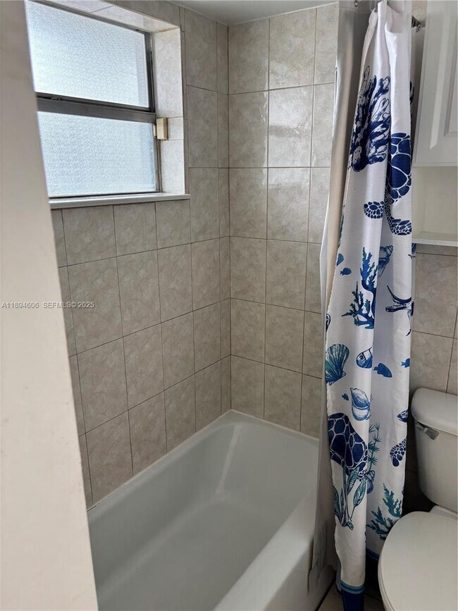 Building Photo - 211 NE 8th Ave