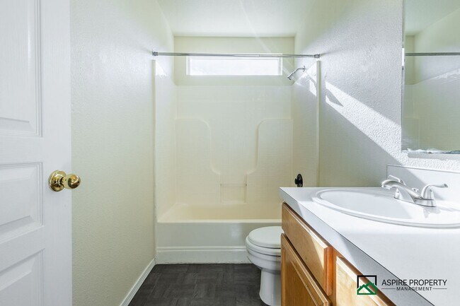 Building Photo - 3 bed 2 bath home