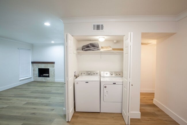 Building Photo - Remodeled Central Dallas Condo