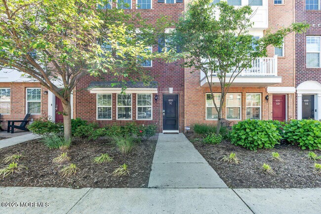 Primary Photo - 600 Grand Ave