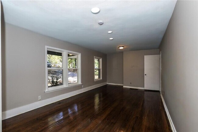 Building Photo - 5425 Skyview Dr SW