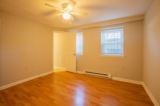 Building Photo - Cute 2 BR/1 BA Condo Apartment in Bellevue!