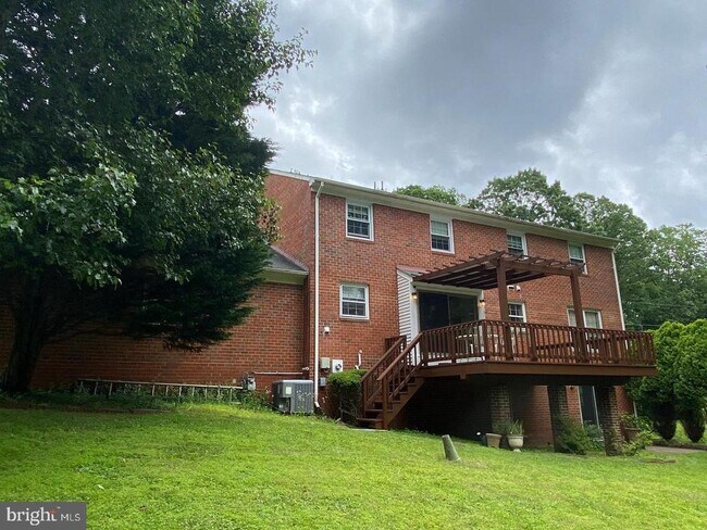 Building Photo - 330 River Bend Rd