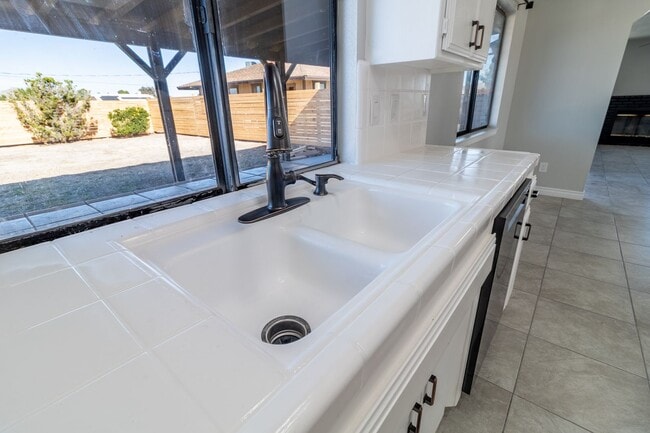 Building Photo - Beautiful 3/2 Apple Valley Home