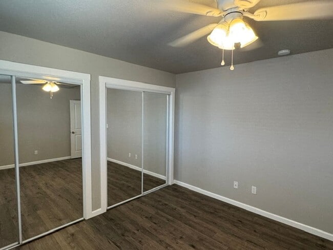 Building Photo - LIKE - NEW 3- BEDROOM TOWNHOME W/ GARAGE, FENCED YARD & PRIVATE 3RD BEDROOM OFF GARAGE