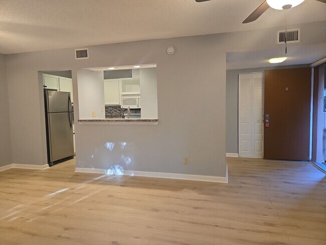 Building Photo - 160 Live Oak Woods Ct