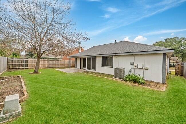 Building Photo - 18123 Lake Bend Dr