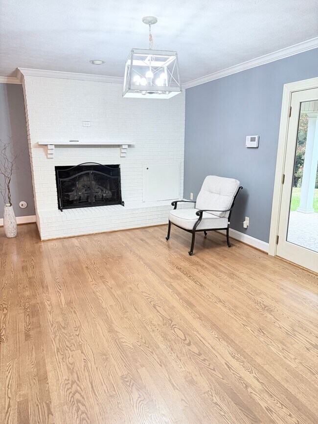 Building Photo - Beautiful brick, ranch home in the Enka School district. 3 bedrooms, 2 bathrooms!