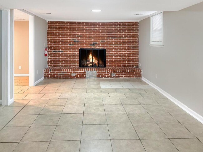 Building Photo - 120 Eastway Ln