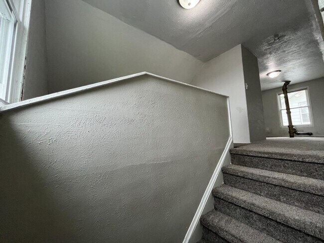 Building Photo - Three bedroom one bathroom single family home for rent MOVE IN SPECIAL - HALF OFF FIRST MONTHS RENT