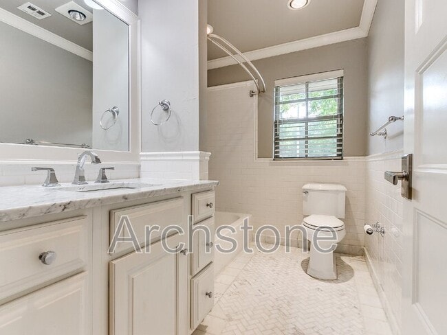 Building Photo - 9631 Stratford Dr
