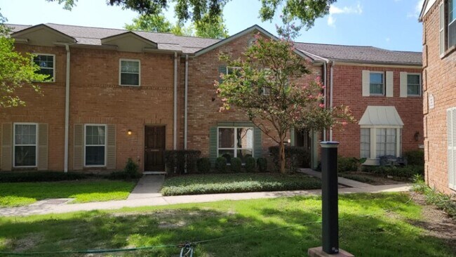 Building Photo - Newly Renovated 4 bed, 2.5 bath Townhome i...