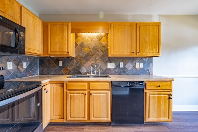 Building Photo - Private 2BR Townhome with Two En-Suite Bathrooms