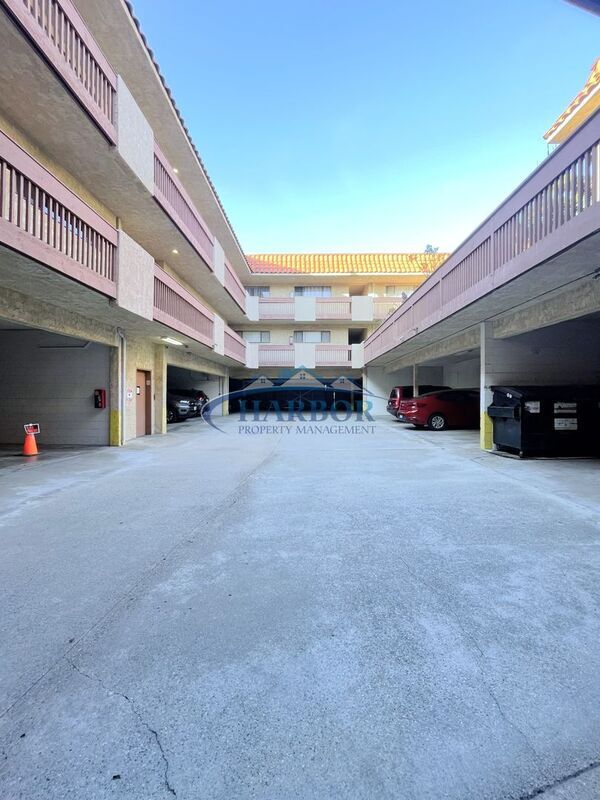 Building Photo - 949 W 26th St