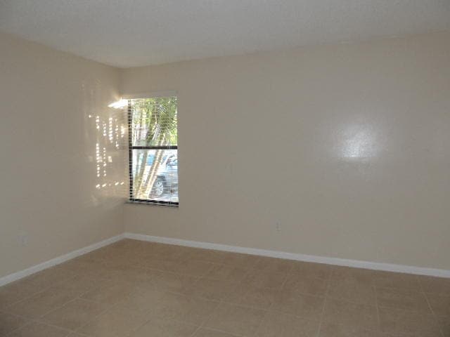 Building Photo - 2505 Lakeview Cir