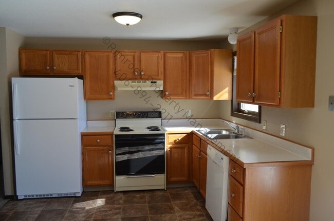 Building Photo - This beautifully maintained 3-bedroom, 2-b...