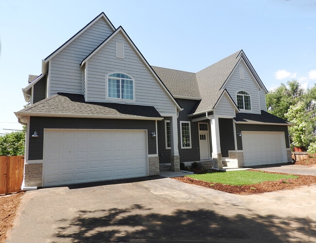 Building Photo - Large Backyard!