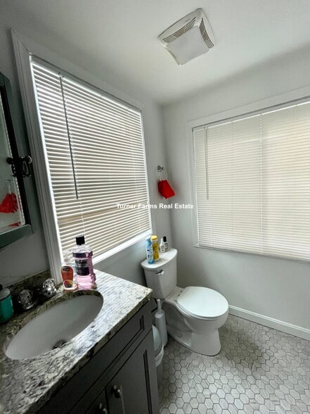 Building Photo - 48 Derby St