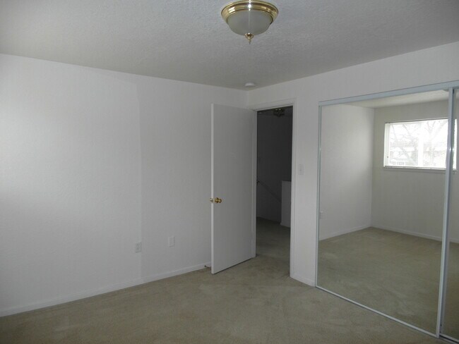 Building Photo - 3 bedroom, 1.5 bathroom duplex with Centra...
