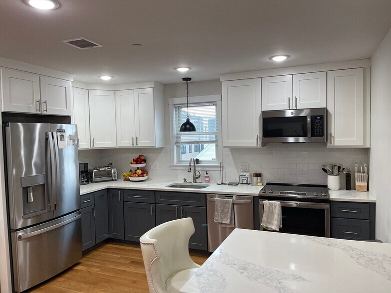 Building Photo - 153 Bowen St