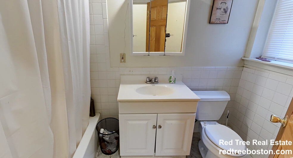 Apt 3 - 1402 Beacon St