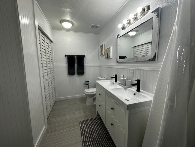 Building Photo - Delaney Park One bedroom with an office available September 7, 2026