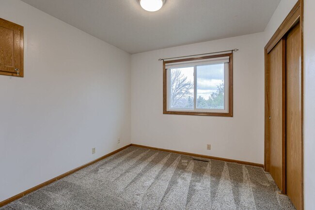 Building Photo - Updated Kitchen!