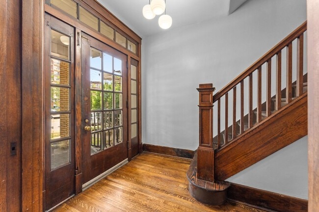 Building Photo - Beautiful 5 Bedroom, 2 Bathroom in Mt.Lebanon- Original Hardwood Floors and Garage