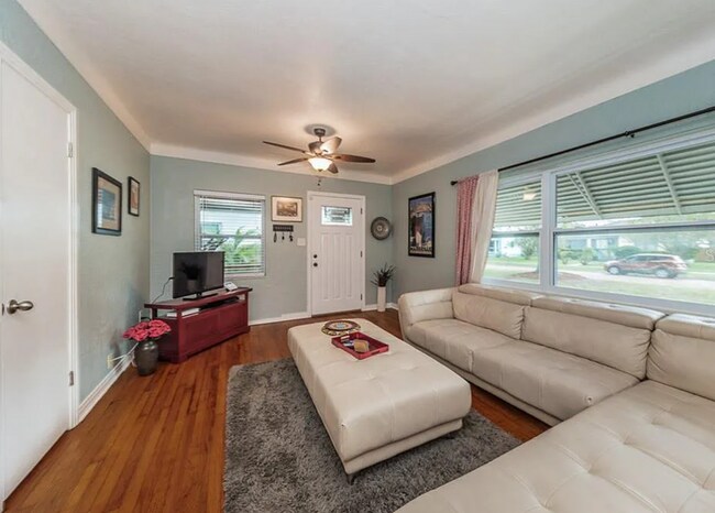 Building Photo - 3 bedroom 1 bath home with a large yard an...