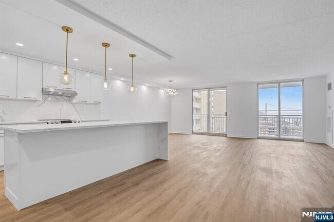 Building Photo - 1055 River 809