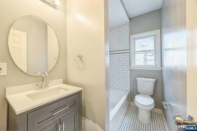 Building Photo - 541 Union Ave