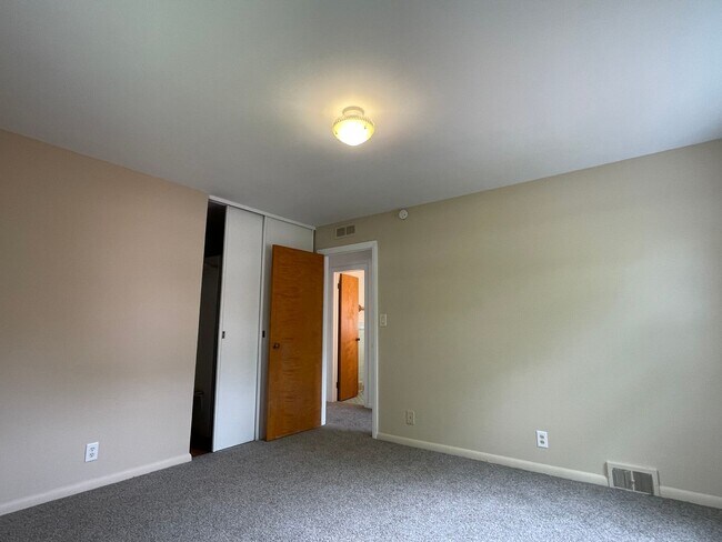 Building Photo - ~APPLICATIONS PENDING~ 2 Bedroom, 1 Bath H...