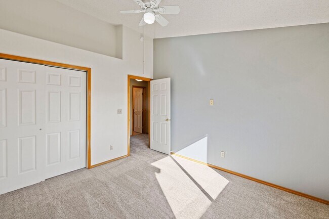 Building Photo - Sundown Rancher with Mountain Views, Walk-...