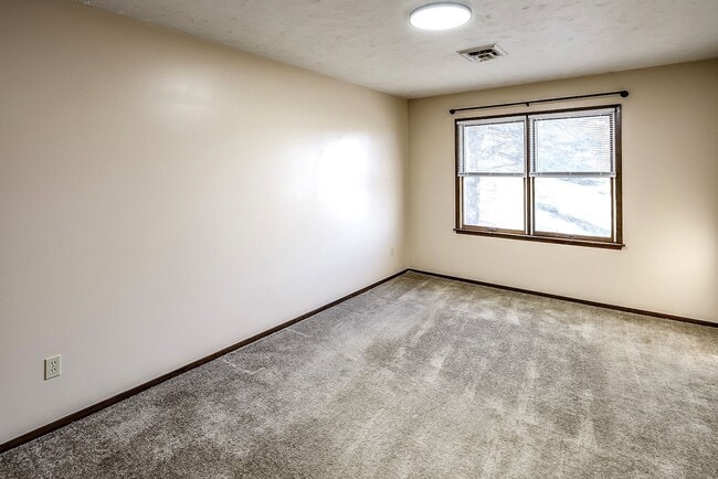Building Photo - Spacious 2-Bed and 1-Bath Apartment!