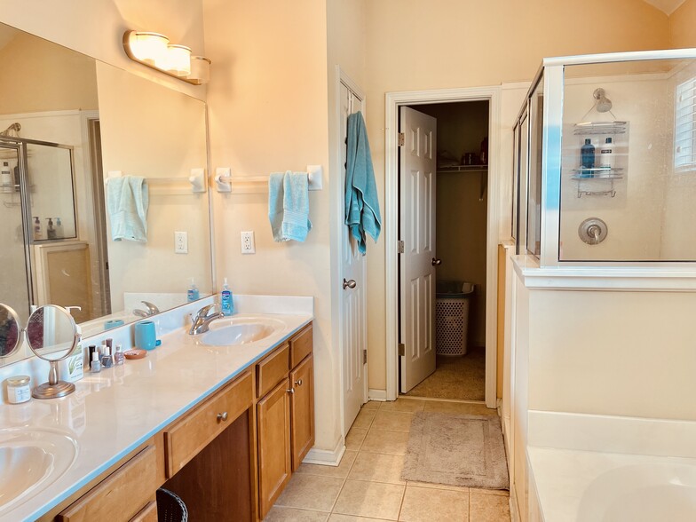 2nd floor master bathroom - 1436 Island Town Cove