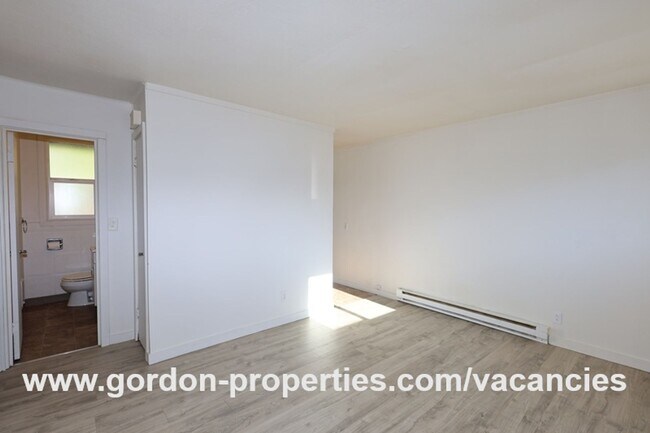 Building Photo - SE Arista Dr - Single level 1 bedroom apartment with den/office in the heart of Oak Grove