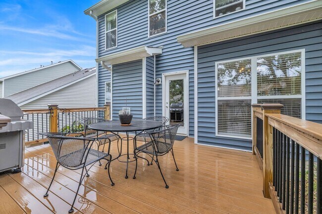 Building Photo - Spotless 3BR/2.5BA townhome minutes from West End, Downtown Nashville!