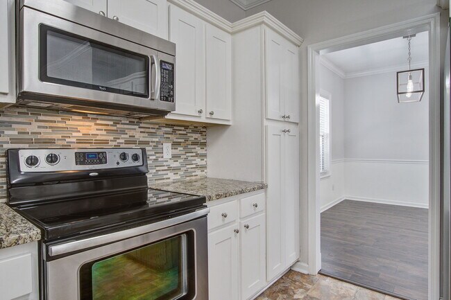 Building Photo - 207 N Pembroke Dr