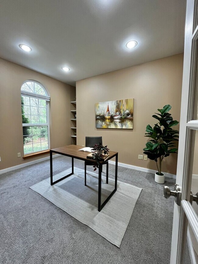 Building Photo - Seabeck Heights Home with Pickle Ball Court!