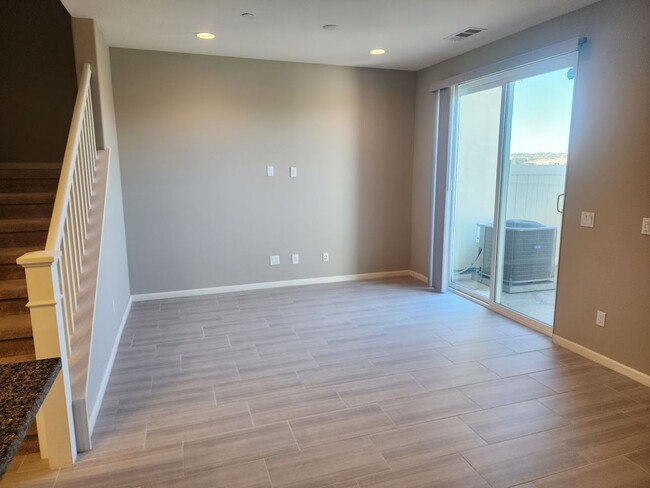 Building Photo - Gorgeous Townhome in South Temecula with V...