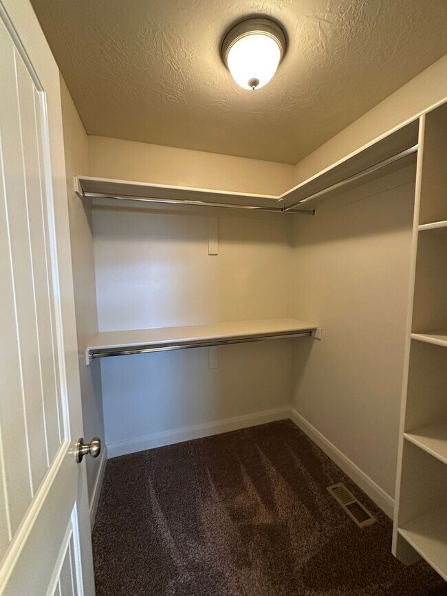 Building Photo - Charming Townhome