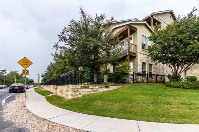 Building Photo - 2520 Bluebonnet Ln