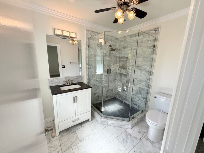 Building Photo - $1000 OFF FIRST MONTH! Gorgeous 2 Bedroom ...